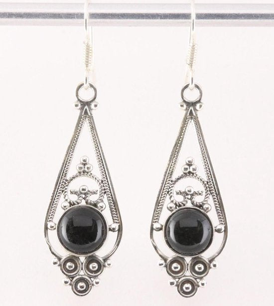 Lange opengewerkte zilveren oorbellen met onyx afbeelding 1