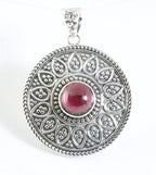 Ronde bewerkte zilveren hanger met granaat afbeelding 1