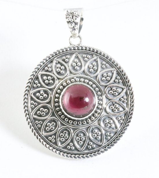 Ronde bewerkte zilveren hanger met granaat afbeelding 1