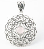 Opengewerkte zilveren hanger met rozenkwarts afbeelding 1