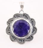 Bewerkte zilveren hanger met blauwe saffier afbeelding 1