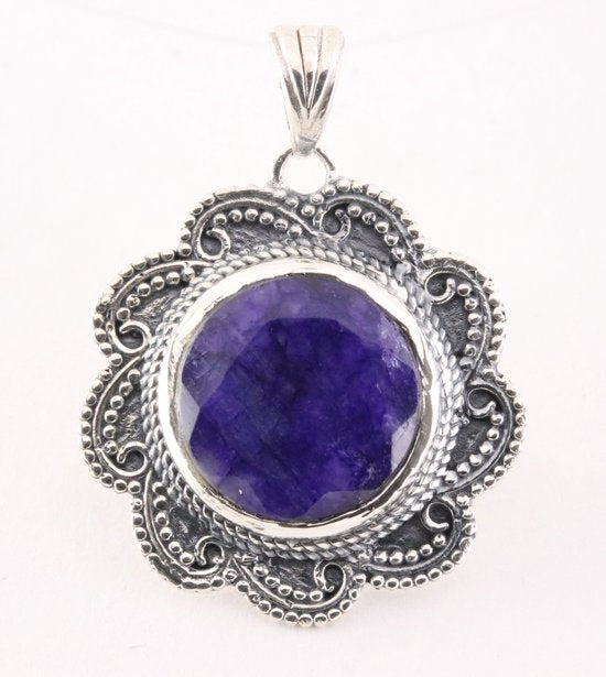 Bewerkte zilveren hanger met blauwe saffier afbeelding 1