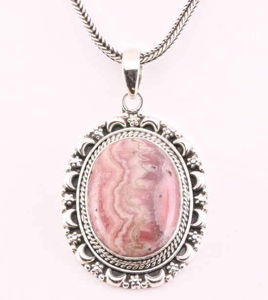 Bewerkte zilveren hanger met rhodochrosiet aan vossenstaart ketting afbeelding 1