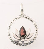 Ronde zilveren lotus bloem hanger met granaat afbeelding 1