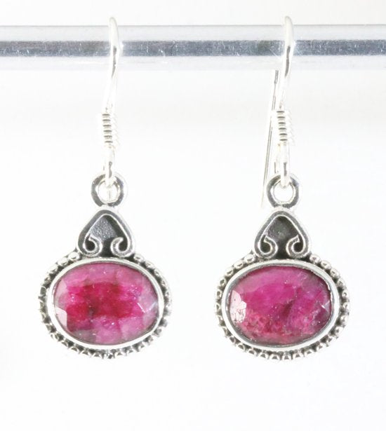 Fijne bewerkte zilveren oorbellen met robijn afbeelding 1