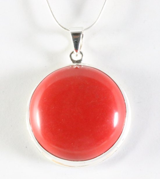Ronde hoogglans zilveren hanger met rode koraal steen aan ketting afbeelding 1
