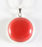 Ronde hoogglans zilveren hanger met rode koraal steen aan ketting afbeelding 1