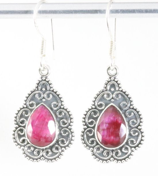 Bewerkte zilveren oorbellen met robijn afbeelding 1