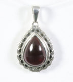 Bewerkte druppelvormige zilveren hanger met granaat afbeelding 1