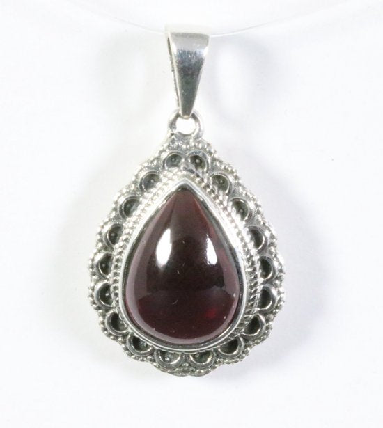 Bewerkte druppelvormige zilveren hanger met granaat afbeelding 1