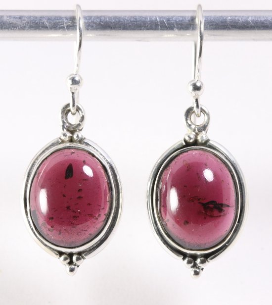 Bewerkte ovale zilveren oorbellen met granaat afbeelding 1