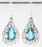 Opengewerkte zilveren oorbellen met blauwe topaas afbeelding 1