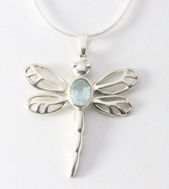 Opengewerkte zilveren libelle hanger met blauwe topaas aan ketting afbeelding 1