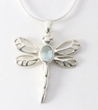 Opengewerkte zilveren libelle hanger met blauwe topaas aan ketting afbeelding 1