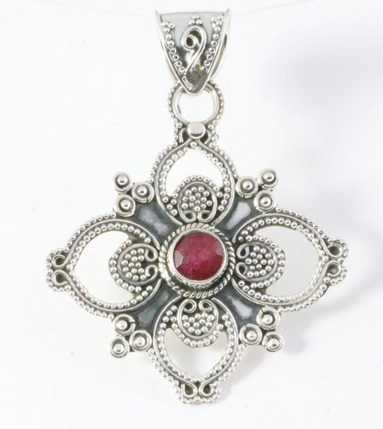 Traditionele bewerkte zilveren hanger met robijn afbeelding 1