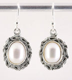 Bewerkte zilveren oorbellen met zoetwater parel afbeelding 1