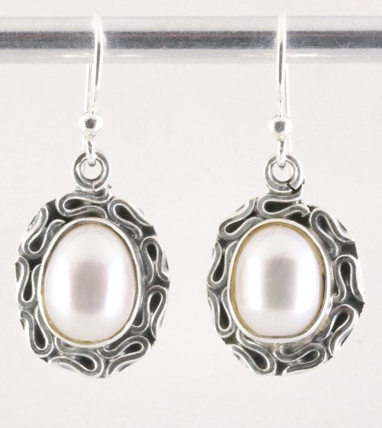 Bewerkte zilveren oorbellen met zoetwater parel afbeelding 1