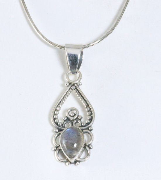Fijne opengewerkte zilveren hanger met labradoriet aan ketting afbeelding 1