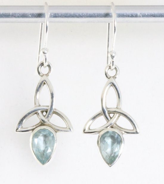 Opengewerkte zilveren oorbellen met blauwe topaas afbeelding 1