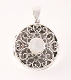 Rond opengewerkt zilveren medaillon met parelmoer afbeelding 1