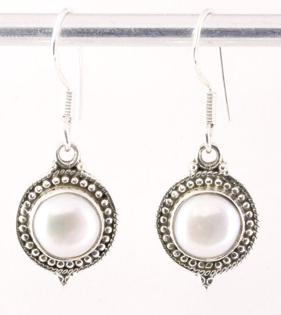 Fijne bewerkte ronde zilveren oorbellen met zoetwater parel afbeelding 1