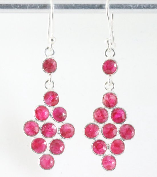 Lange zilveren oorbellen met robijn afbeelding 1