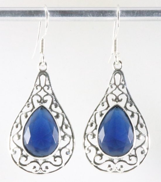 Opengewerkte zilveren oorbellen met blauwe saffier afbeelding 1