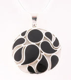 Ronde opengewerkte zilveren hanger met onyx aan ketting afbeelding 1