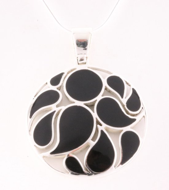 Ronde opengewerkte zilveren hanger met onyx aan ketting afbeelding 1