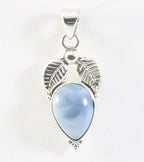 Bewerkte zilveren hanger met blauwe opaal afbeelding 1