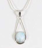 Opengewerkte zilveren hanger met larimar aan ketting afbeelding 1