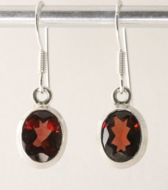 Fijne ovale zilveren oorbellen met granaat afbeelding 1