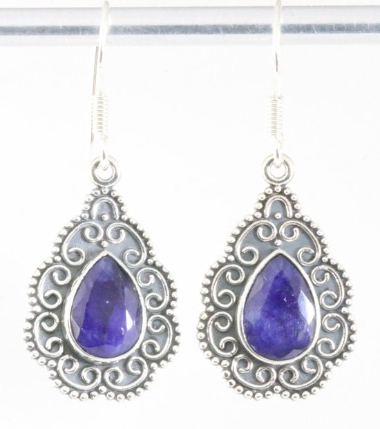 Bewerkte zilveren oorbellen met blauwe saffier afbeelding 1