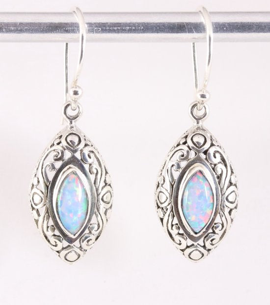 Traditionele bewerkte zilveren oorbellen met Australische opaal afbeelding 1