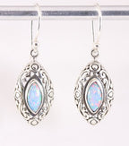 Traditionele bewerkte zilveren oorbellen met Australische opaal afbeelding 1