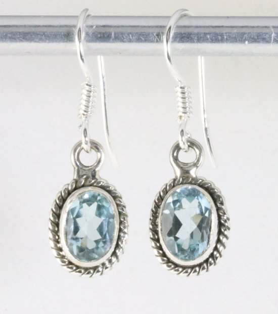 Fijne bewerkte zilveren oorbellen met blauwe topaas afbeelding 1