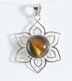 Opengewerkte bloemvormige zilveren hanger met tijgeroog afbeelding 1