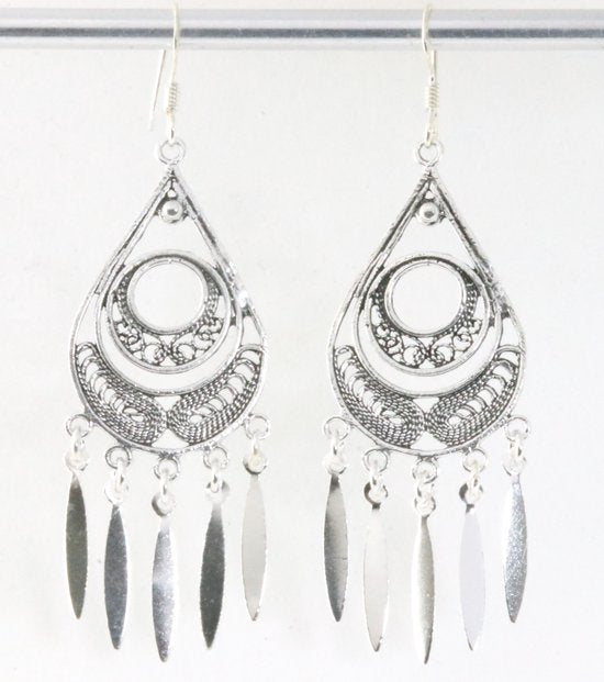 Traditionele lange zilveren filigrein oorbellen afbeelding 1