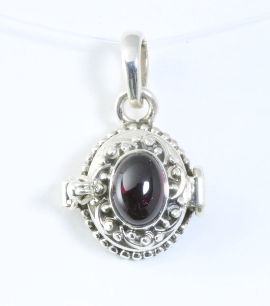 Traditioneel fijn bewerkt zilveren medaillon met granaat afbeelding 1