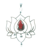 Opengewerkte zilveren lotus hanger met granaat afbeelding 1