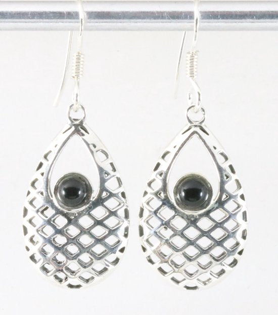 Opengewerkte zilveren oorbellen met onyx afbeelding 1