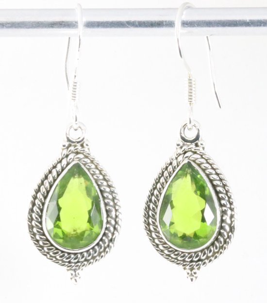 Bewerkte zilveren oorbellen met peridoot afbeelding 1