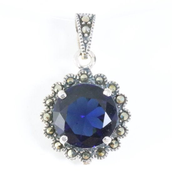 Ronde zilveren hanger met blauwe saffier en marcasiet afbeelding 1