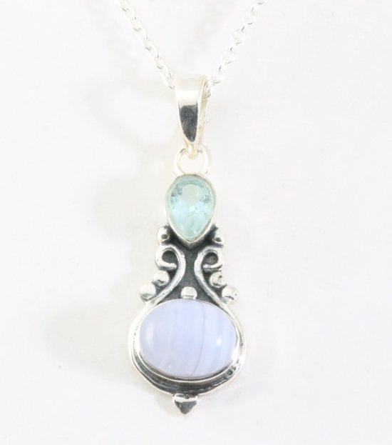 Fijne bewerkte zilveren hanger met blauwe lace agaat en topaas aan ketting afbeelding 1