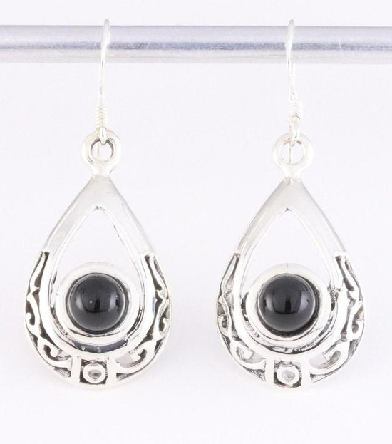 Opengewerkte zilveren oorbellen met onyx afbeelding 1