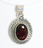 Fijne bewerkte ovale zilveren hanger met granaat afbeelding 1