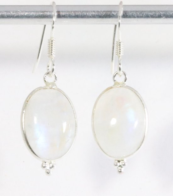 Fijne zilveren oorbellen met regenboog maansteen afbeelding 1