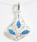 Opengewerkte zilveren hanger met Australische opaal afbeelding 1