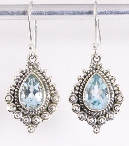 Bewerkte zilveren oorbellen met blauwe topaas afbeelding 1
