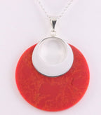 Grote ronde zilveren hanger met rode koraal steen aan ketting afbeelding 1